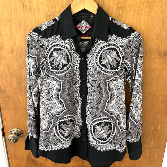 Robert Graham Tops - Robert Graham Classic Fit Button Down Blouse. Size Small.